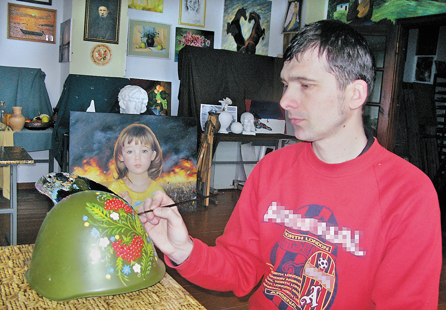 Художник Микола Кафтан чергову каску прикрашає кетягами калини, ромашками та волошками. Фото автора